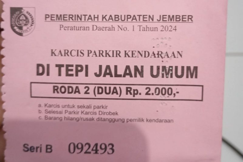 Secarik karcis parkir kendaraan roda dua di Alun-alun Kota Jember, yang tengah menjadi perbincangan warganet. ©okedaily.com