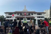 Nampak sejumlah massa aksi gabungan dari EK LMND dan PC SEMMI Kota Medan, mengepung Kantor Pemkot setempat. ©okedaily.com/Ilham Hazfi Batubara