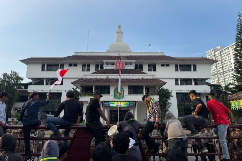 Nampak sejumlah massa aksi gabungan dari EK LMND dan PC SEMMI Kota Medan, mengepung Kantor Pemkot setempat. ©okedaily.com/Ilham Hazfi Batubara