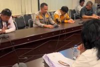 Kapolrestabes Medan memimpin doa ditengah berlangsungnya aksi demontrasi Aliansi Solidaritas Pedagang dan Konsumen Daging Babi di Kantor Walikota Medan. ©okedaily.com/Ilham Hazfi Batubara 