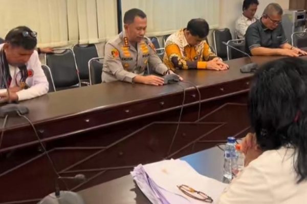 Kapolrestabes Medan memimpin doa ditengah berlangsungnya aksi demontrasi Aliansi Solidaritas Pedagang dan Konsumen Daging Babi di Kantor Walikota Medan. ©okedaily.com/Ilham Hazfi Batubara 