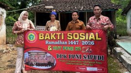 Sejumlah perawat dari DPK PPNI Sapudi menyerahkan bantuan kepada warga kurang mampu dalam kegiatan bakti sosial Ramadhan 1447H dan peringatan HUT PPNI ke-52 di Pulau Sapudi, Kabupaten Sumenep, pada Senin (9/3). Aksi sosial ini menjadi wujud kepedulian perawat terhadap masyarakat di bulan penuh berkah. ©okedaily.com