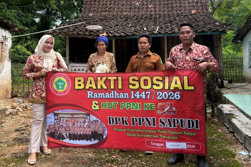 Sejumlah perawat dari DPK PPNI Sapudi menyerahkan bantuan kepada warga kurang mampu dalam kegiatan bakti sosial Ramadhan 1447H dan peringatan HUT PPNI ke-52 di Pulau Sapudi, Kabupaten Sumenep, pada Senin (9/3). Aksi sosial ini menjadi wujud kepedulian perawat terhadap masyarakat di bulan penuh berkah. ©okedaily.com