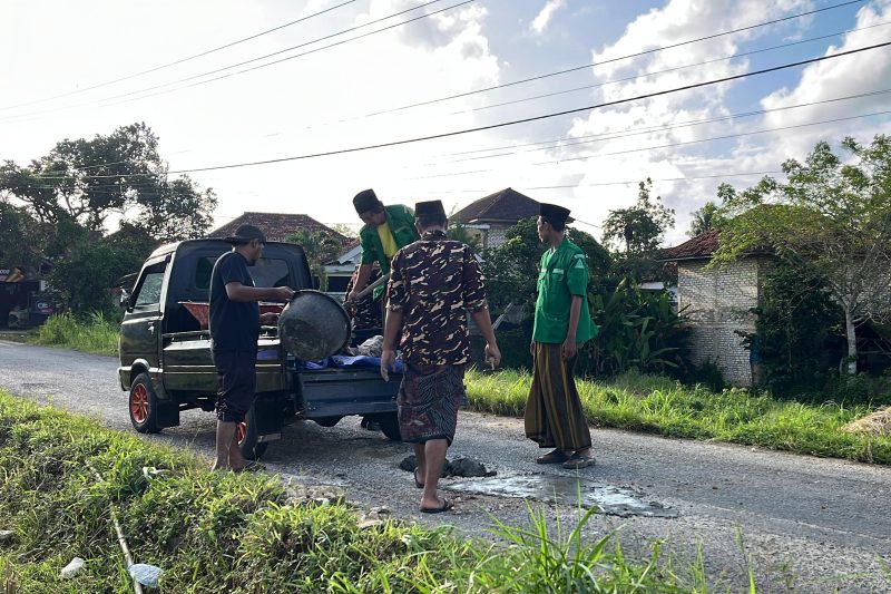 Gotong Royong Ansor Banser! Perbaiki Jalan Rusak di Kecamatan Pasongsongan dengan Swadaya Tanpa Menunggu Pemerintah. ©okedaily.com/Adi Purnomo
