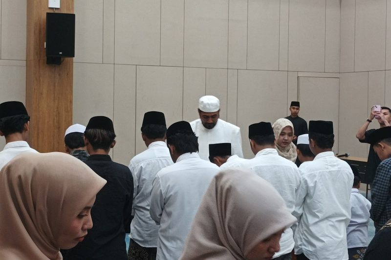 Melalui kegiatan tersebut, Aziz Shabibi berharap kebersamaan yang terbangun tidak hanya berhenti pada acara buka puasa bersama, tetapi juga terus terjalin dalam berbagai kegiatan positif lainnya di tengah masyarakat. ©okedaily.com/Mashudi Surahman