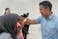Nampak sumringah, Kanit Reskrim Polsek NA IX-X, IPTU Dr. Iskandar Muda Sipayung, S.H., M.H., M.M. saat menyantuni para anak yatim sebagai wujud kepedulian Polri terhadap sesama. ©okedaily.com/Ilham HB