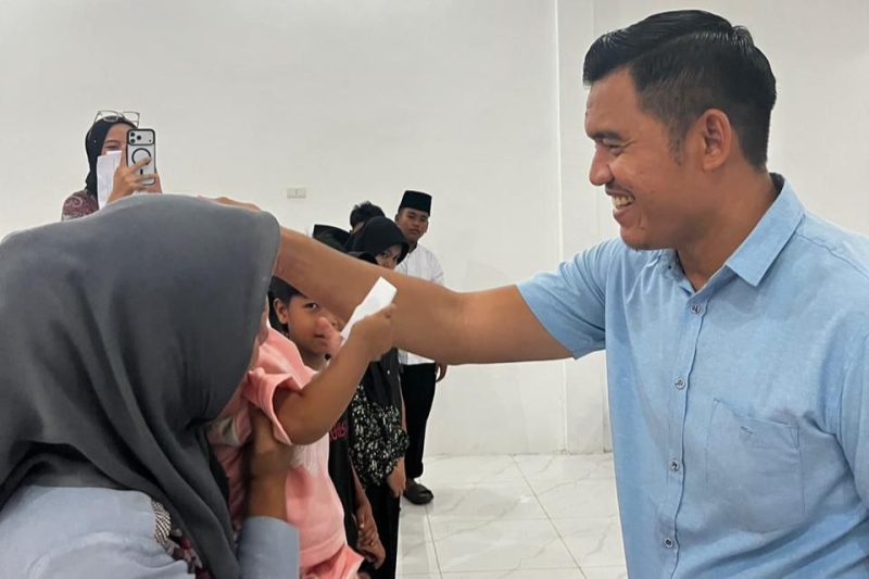 Nampak sumringah, Kanit Reskrim Polsek NA IX-X, IPTU Dr. Iskandar Muda Sipayung, S.H., M.H., M.M. saat menyantuni para anak yatim sebagai wujud kepedulian Polri terhadap sesama. ©okedaily.com/Ilham HB