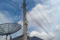 Nampak semrawut kabel wifi nyantol di tiang listrik milik BUMN PT. PLN di Sumenep. ©okedaily.com