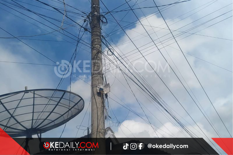 Nampak semrawut kabel wifi nyantol di tiang listrik milik BUMN PT. PLN di Sumenep. ©okedaily.com