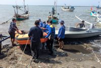 Nampak tim gabungan saat prepare untuk melakukan pencarian penumpang (korban) yang lompat dari atas KMP Dharma Kartika di perairan Situbondo. ©okedaily.com