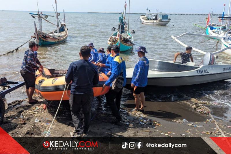 Nampak tim gabungan saat prepare untuk melakukan pencarian penumpang (korban) yang lompat dari atas KMP Dharma Kartika di perairan Situbondo. ©okedaily.com