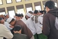 Ratusan calon penumpang KPM Dharma Kartika dari unsur santri Sukorejo Situbondo, nampak memadati aula loket penjualan tiket di Pelabuhan Kapal Ferry Desa Brakas Raas. ©okedaily.com