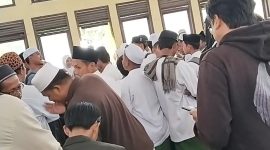 Ratusan calon penumpang KPM Dharma Kartika dari unsur santri Sukorejo Situbondo, nampak memadati aula loket penjualan tiket di Pelabuhan Kapal Ferry Desa Brakas Raas. ©okedaily.com