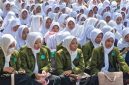 Santriwati Ponpes Salafiyah Syafiiyah Sukorejo, melantunkan sholawat dan burdah sebelum diberangkatkan menuju Situbondo, di Pelabuhan Ferry Raas. ©okedaily.com/istimewa