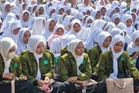Santriwati Ponpes Salafiyah Syafiiyah Sukorejo, melantunkan sholawat dan burdah sebelum diberangkatkan menuju Situbondo, di Pelabuhan Ferry Raas. ©okedaily.com/istimewa