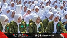 Santriwati Ponpes Salafiyah Syafiiyah Sukorejo, melantunkan sholawat dan burdah sebelum diberangkatkan menuju Situbondo, di Pelabuhan Ferry Raas. ©okedaily.com/istimewa