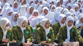 Santriwati Ponpes Salafiyah Syafiiyah Sukorejo, melantunkan sholawat dan burdah sebelum diberangkatkan menuju Situbondo, di Pelabuhan Ferry Raas. ©okedaily.com/istimewa