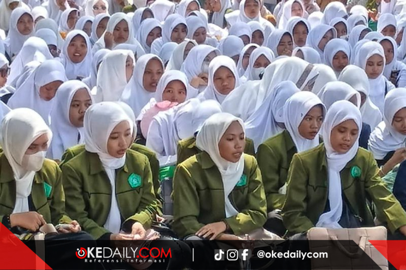 Santriwati Ponpes Salafiyah Syafiiyah Sukorejo, melantunkan sholawat dan burdah sebelum diberangkatkan menuju Situbondo, di Pelabuhan Ferry Raas. ©okedaily.com/istimewa