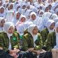 Santriwati Ponpes Salafiyah Syafiiyah Sukorejo, melantunkan sholawat dan burdah sebelum diberangkatkan menuju Situbondo, di Pelabuhan Ferry Raas. ©okedaily.com/istimewa