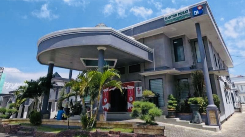Nampak megah gedung kantor pusat PT BPRS Bhakti Sumekar, di Jl. Trunojoyo Kota Sumenep. ©okedaily.com/ist