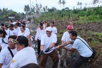 De Gadjah bersama Kader Gerindra Karangasem serta masyarakat saat giat bersih-bersih di Danau Yeh Malet, Karangasem, (3/4). 