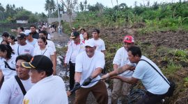 De Gadjah bersama Kader Gerindra Karangasem serta masyarakat saat giat bersih-bersih di Danau Yeh Malet, Karangasem, (3/4). 