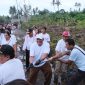 De Gadjah bersama Kader Gerindra Karangasem serta masyarakat saat giat bersih-bersih di Danau Yeh Malet, Karangasem, (3/4). 