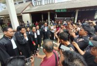 Tim Kuasa Hukum Tomy Priatna Wiria saat memberikan keterangan kepada wartawan di PN Denpasar, (7/4). 
