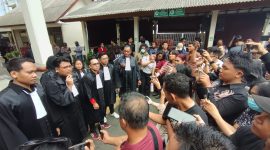 Tim Kuasa Hukum Tomy Priatna Wiria saat memberikan keterangan kepada wartawan di PN Denpasar, (7/4). 