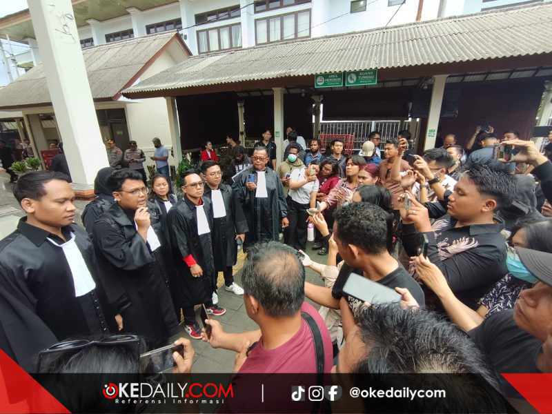 Tim Kuasa Hukum Tomy Priatna Wiria saat memberikan keterangan kepada wartawan di PN Denpasar, (7/4). 