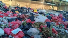 Tumpukan sampah di TPS3R Sesetan, April 2026. Foto: Okedaily.com.