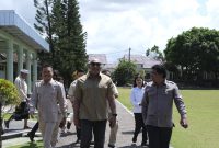 Dari kiri Zulfikar Wijaya Ketua DPW Tani Merdeka Indonesia Provinsi Bali, Made Muliawan Arya alias De Gadjah Ketua Dewan Pembina TMI Prov. Bali, Don Muzakkir Ketua DPN TMI, Denpasar, (19/4). 
