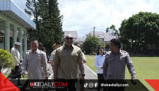Dari kiri Zulfikar Wijaya Ketua DPW Tani Merdeka Indonesia Provinsi Bali, Made Muliawan Arya alias De Gadjah Ketua Dewan Pembina TMI Prov. Bali, Don Muzakkir Ketua DPN TMI, Denpasar, (19/4). 