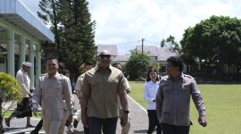 Dari kiri Zulfikar Wijaya Ketua DPW Tani Merdeka Indonesia Provinsi Bali, Made Muliawan Arya alias De Gadjah Ketua Dewan Pembina TMI Prov. Bali, Don Muzakkir Ketua DPN TMI, Denpasar, (19/4). 