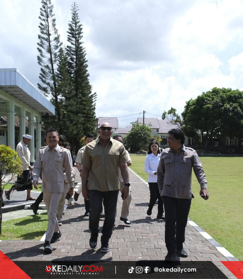 Dari kiri Zulfikar Wijaya Ketua DPW Tani Merdeka Indonesia Provinsi Bali, Made Muliawan Arya alias De Gadjah Ketua Dewan Pembina TMI Prov. Bali, Don Muzakkir Ketua DPN TMI, Denpasar, (19/4). 