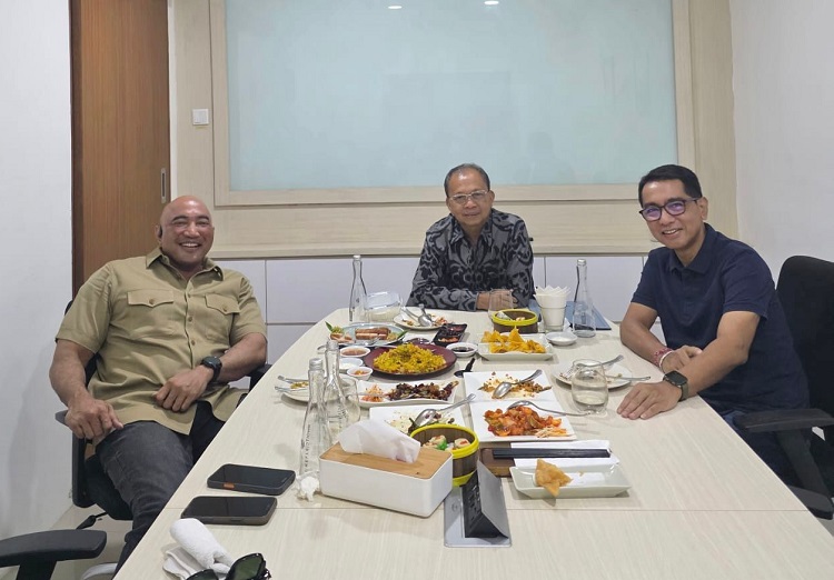 Made Muliawan Arya alias De Gadjah Ketua DPD Partai Gerindra bersama Wayan Koster Gubernur Prov. Bali, (19/4).