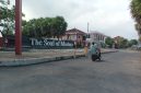 Pengendara sepeda motor melintas di Jl. Dr. Cipto, komplek perkantoran Pemerintah Kabupaten Sumenep. ©okedaily.com/Mashudi Surahman