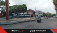 Pengendara sepeda motor melintas di Jl. Dr. Cipto, komplek perkantoran Pemerintah Kabupaten Sumenep. ©okedaily.com/Mashudi Surahman