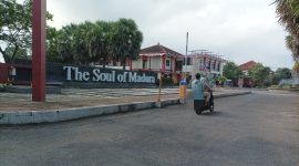 Pengendara sepeda motor melintas di Jl. Dr. Cipto, komplek perkantoran Pemerintah Kabupaten Sumenep. ©okedaily.com/Mashudi Surahman