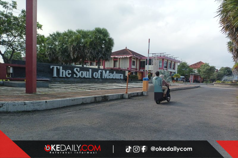 Pengendara sepeda motor melintas di Jl. Dr. Cipto, komplek perkantoran Pemerintah Kabupaten Sumenep. ©okedaily.com/Mashudi Surahman