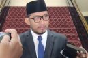 Bupati Sumenep, Dr. H. Achmad Fauzi Wongsojudo, menemui awak media usai pelantikan dan pengambilan sumpah pejabat JPT Staf Ahli, di Aula Setdakab Sumenep. ©okedaily.com