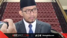 Bupati Sumenep, Dr. H. Achmad Fauzi Wongsojudo, menemui awak media usai pelantikan dan pengambilan sumpah pejabat JPT Staf Ahli, di Aula Setdakab Sumenep. ©okedaily.com