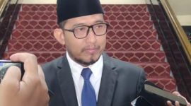 Bupati Sumenep, Dr. H. Achmad Fauzi Wongsojudo, menemui awak media usai pelantikan dan pengambilan sumpah pejabat JPT Staf Ahli, di Aula Setdakab Sumenep. ©okedaily.com