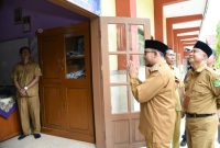 Bupati Sumenep, Dr. H. Achmad Fauzi Wongsojudo, diiringi Kepala Dinas Pendidikan Kabupaten Sumenep, Moh. Iksan, saat berkunjung ke SMP Al-Hidayah. ©okedaily.com/istimewa