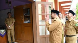 Bupati Sumenep, Dr. H. Achmad Fauzi Wongsojudo, diiringi Kepala Dinas Pendidikan Kabupaten Sumenep, Moh. Iksan, saat berkunjung ke SMP Al-Hidayah. ©okedaily.com/istimewa