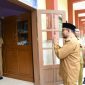 Bupati Sumenep, Dr. H. Achmad Fauzi Wongsojudo, diiringi Kepala Dinas Pendidikan Kabupaten Sumenep, Moh. Iksan, saat berkunjung ke SMP Al-Hidayah. ©okedaily.com/istimewa