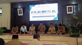 Kepala Diskominfo Kabupaten Sumenep, Indra Wahyudi, memberikan sambutan pembukaan halal bihalal di Aula Kantor setempat. ©okedaily.com/istimewa 