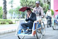 Bupati Sumenep, Dr. H. Achmad Fauzi Wongsojudo, menggunakan jasa transportasi becak dari kantor menuju ke rumah dinasnya. ©okedaily.com/istimewa