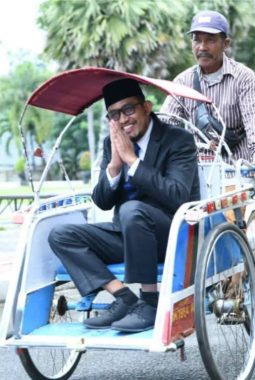 Bupati Wongsojudo Naik Becak, Gaungkan Rabu Hemat Energi