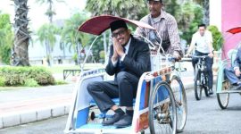 Bupati Sumenep, Dr. H. Achmad Fauzi Wongsojudo, menggunakan jasa transportasi becak dari kantor menuju ke rumah dinasnya. ©okedaily.com/istimewa